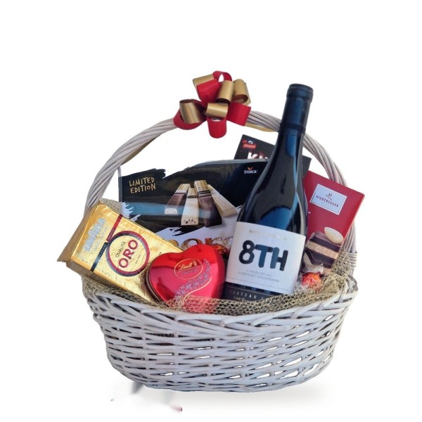 Златен осми март – кошница с Cabernet 8TH, кафе Lavazza и сърце Lindt