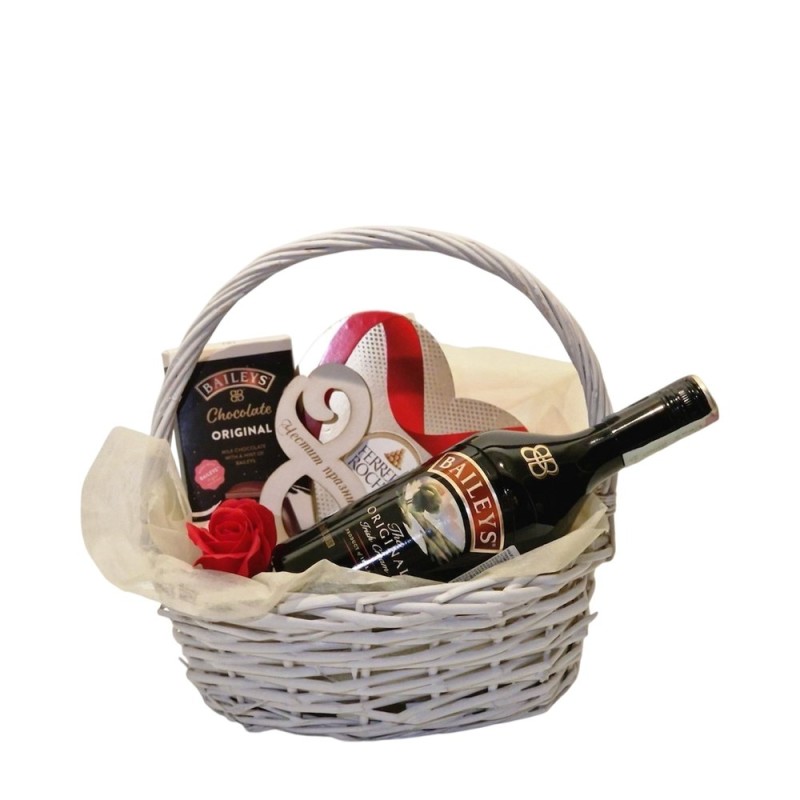 Червена роза за 8 март – кошница с Baileys и сърце Ferrero