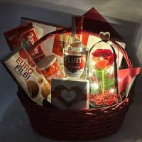 Flirt – кошница с водка Flirt, вечна роза и сладки изкушения