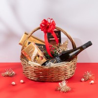 Златна Коледа – кошница с Chateau Avli и шоколади Lindt