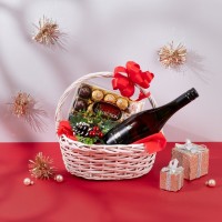 Просеко и Ferrero – малка празнична кошница