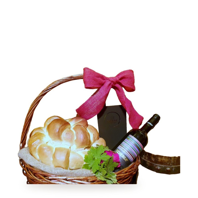Питка и вино – кошница с домашна питка, вино „Черга“ и здравец