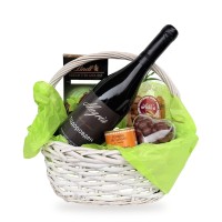 Алегрия – кошница с червено вино, пастет от патица и Lindt с мента