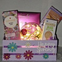 Happy Spring – лилава щайга с чай, пралини Lindt и бисквити