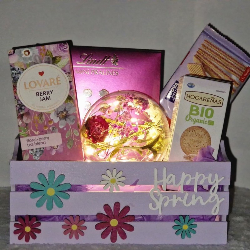 Happy Spring – лилава щайга с чай, пралини Lindt и бисквити