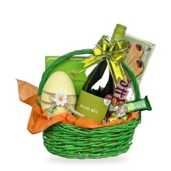 Mucho Más – green Easter basket with wine and chocolates